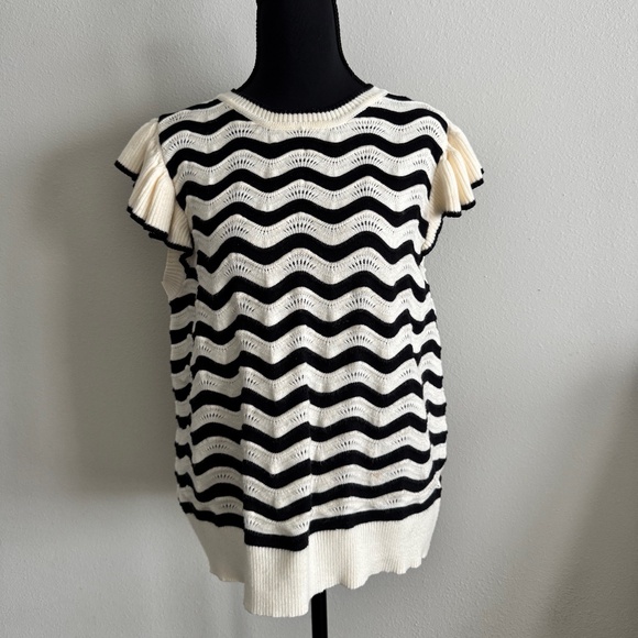 AVARA sleeveless sweater; shoulder ruffle; Medium - Picture 3 of 8